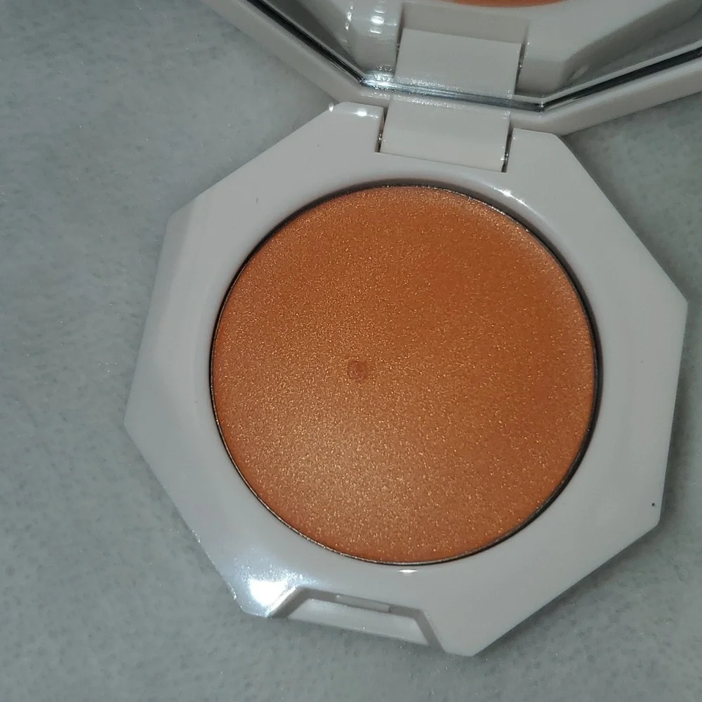 NIB Fenty Beauty by Rihanna Cheeks Out Freestyle Cream Blush 01 in Fuego Flush